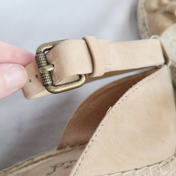 Splendid Ruffle Wedges - Picture 4 of 6